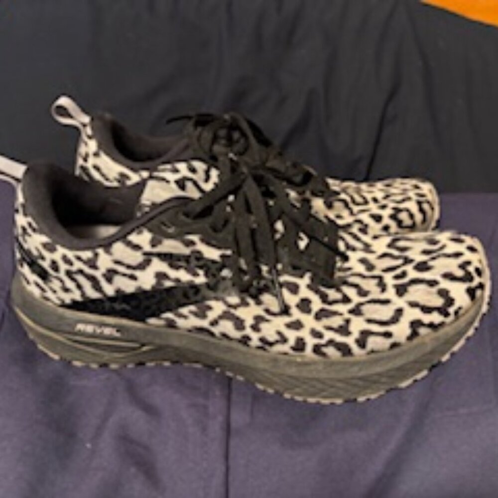 WOMEN'S BROOKS REVEL 6, CHEETAH PRINT, SIZE 8, GOOD CONDITION